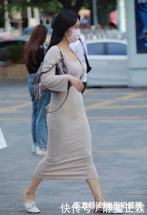 远远的看去就是妥妥的“小仙女”一枚,年轻且美丽