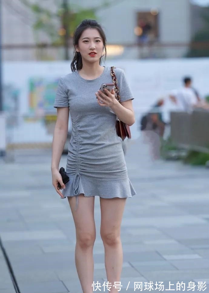 穿搭 常规的连衣裙穿搭，简单又时髦，尽显休闲惬意的一面
