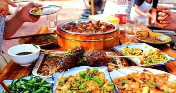 英国人到中国餐厅吃饭,嫌中国人点菜少,等菜上齐后却尴尬了