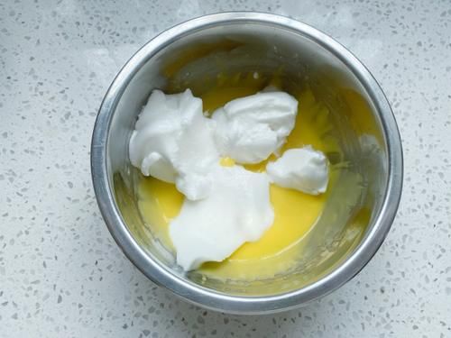 抓住暑假的尾巴，给女儿烤了一盘小小蛋糕，一口一个细腻又柔软