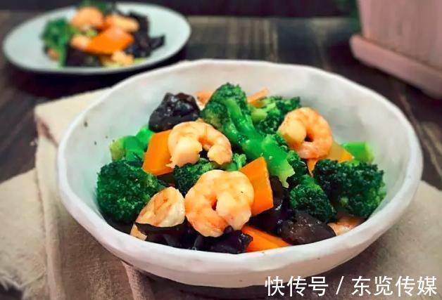 美食推荐:虾仁西兰花,青椒豆腐皮,蚝油白菜包的做法