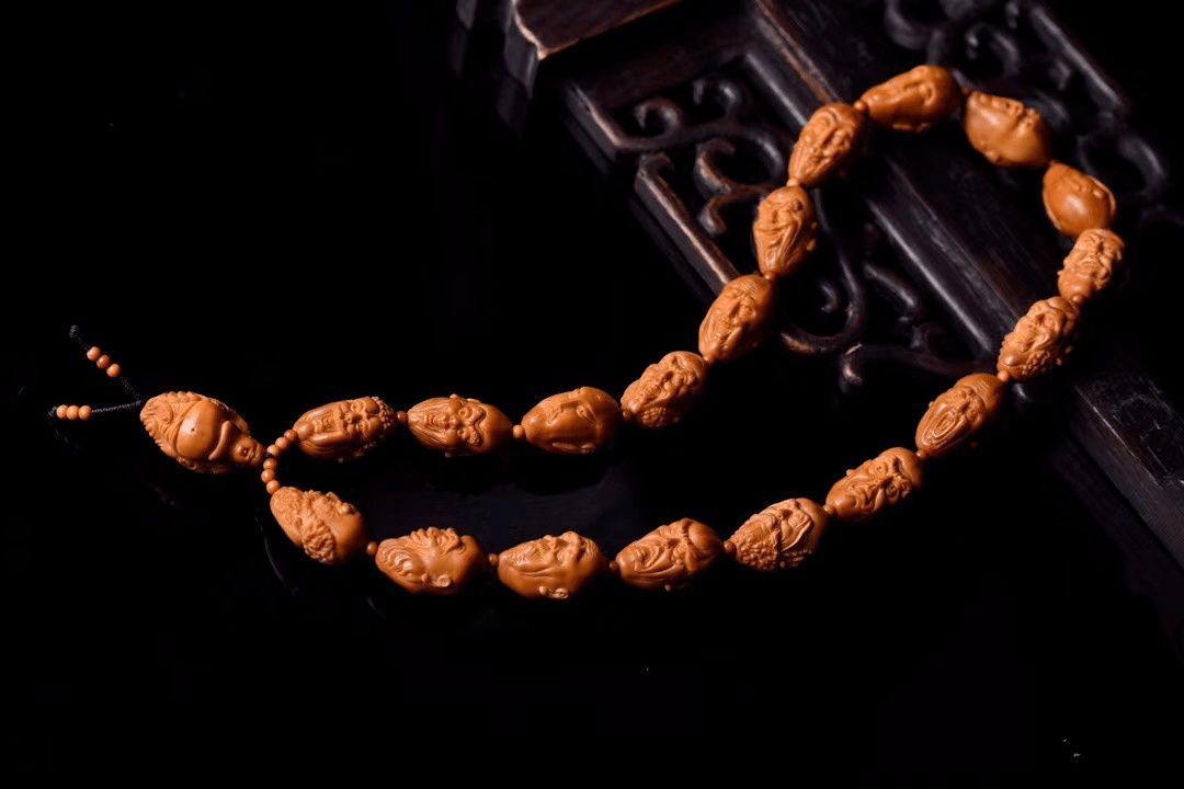 看看盘玩了一千年的橄榄核,才知道包浆原来那么美