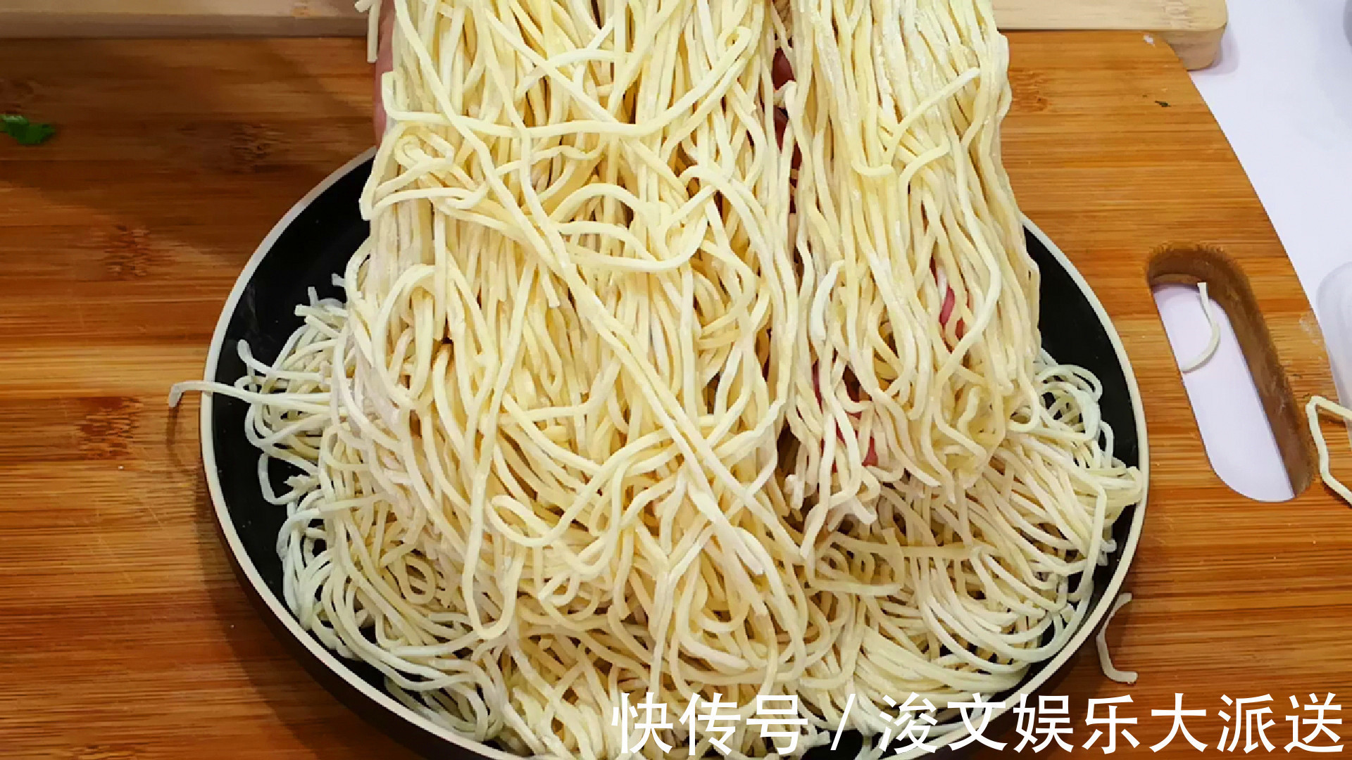 煮面条,开水下锅就错了!面馆老板牢记3点,面条爽滑又筋道