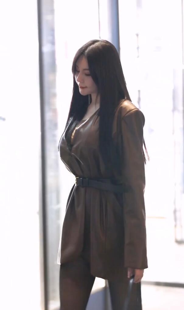好看|皮裙搭配看似随性,却不挑身材,百搭又好看