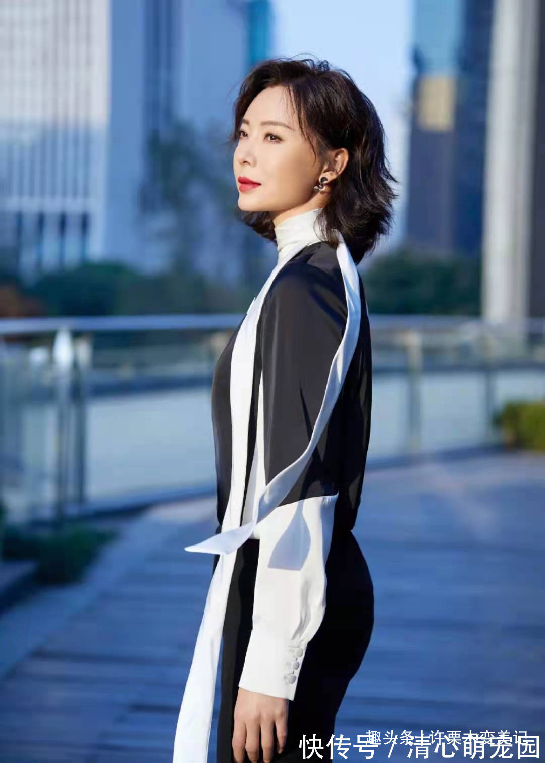 烫卷发 女人过了45岁尽量别留长发、烫卷发!推荐这5款发型,太减龄