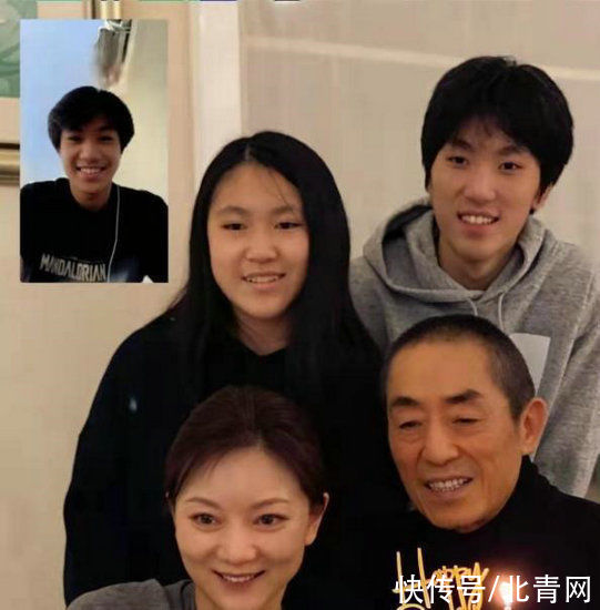 陈婷晒家人合照为张艺谋庆生 儿子五官清秀像爸爸