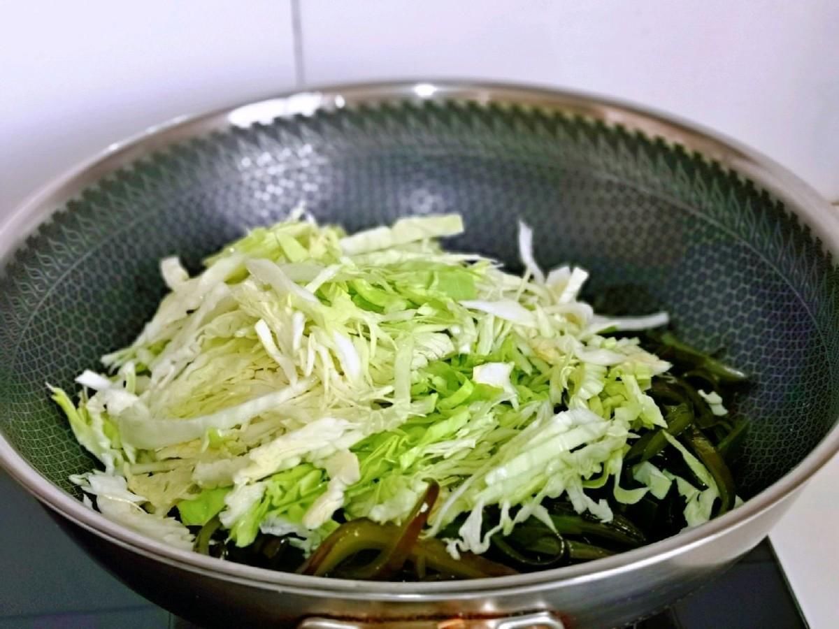 鲜美|家常黄豆海带丝炖卷心菜，鲜美营养，做法简单，总也吃不腻