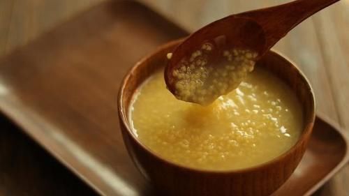小米粥|熬小米粥时,掌握这4个诀窍,轻松熬出小米油,香糯浓稠超好喝