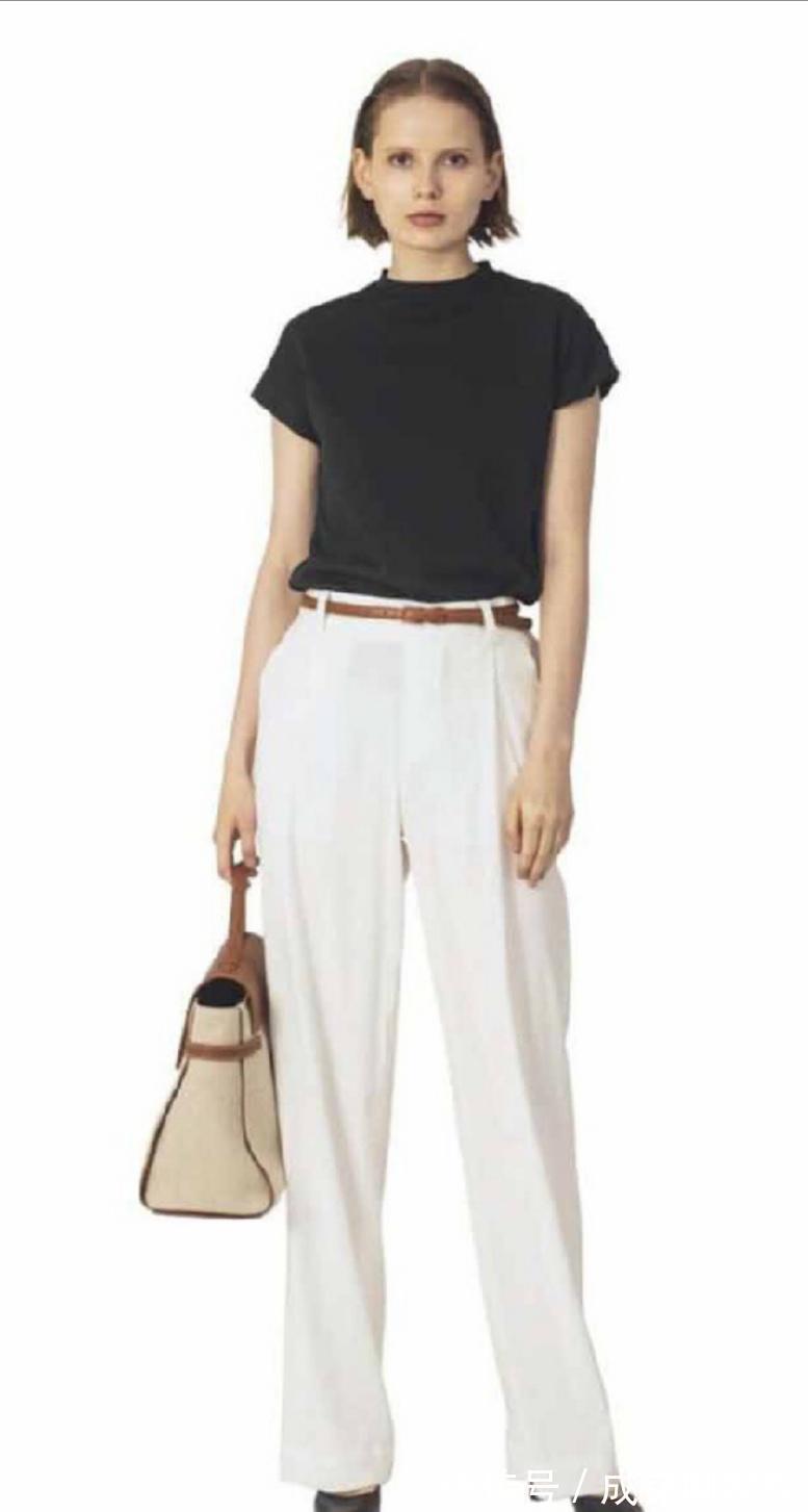 减龄|40岁女人怎么穿时尚减龄?十种黑色T恤的搭配方法,时髦又显瘦