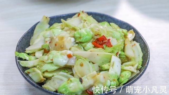 老家来亲戚，花两百多块钱做了11个菜招待，大伙吃了一锅米饭