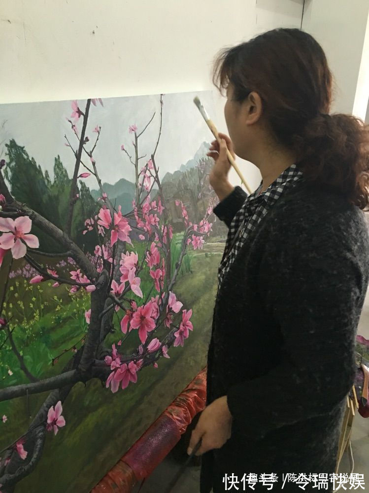 油画@她48岁学画,一年就办个人画展!专家没艺术价值,是农妇乱涂鸦