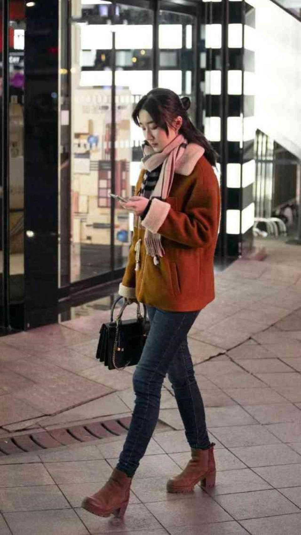 米色连衣裙的小姐姐, 身材十分的苗条