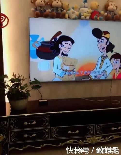 羡慕|女儿暑假凭实力看电视,爸爸不敢吱声,网友表示羡慕