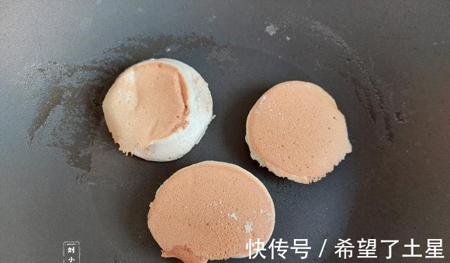 蛋糕|用平底锅也能做蛋糕，做法简单松软可口，孩子抢着吃！