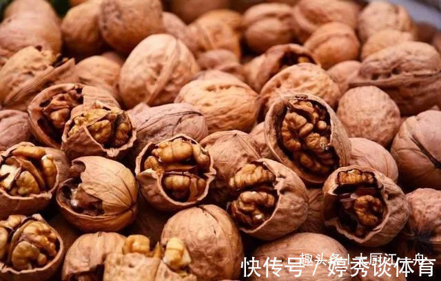 江一舟|买核桃就要挑“母”的，果肉厚不发苦，学会这3个招，一挑一个准