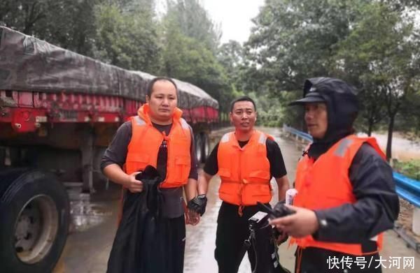 陈玉杰|勇救51名群众的新密民警被洪水冲走10小时后自救归来