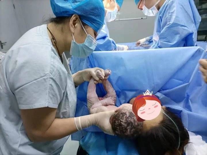 分娩|济南:当助产士的大手和2630g女宝宝的小脚碰在一起……