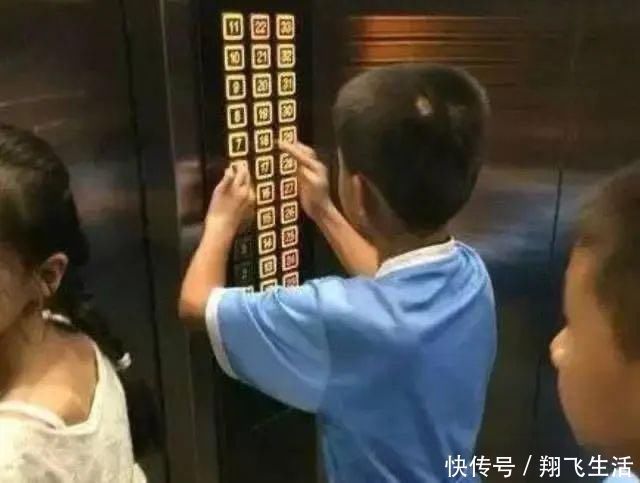 家长|熊孩子在家“炖”弟弟，父母回家惊出一身冷汗：就差点火了