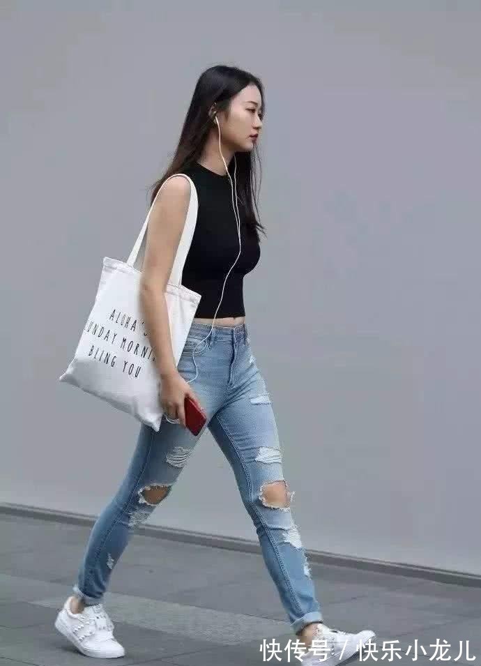 牛仔裤 时尚可爱的小姐姐,破洞牛仔裤穿搭走在街上格外的时尚优雅