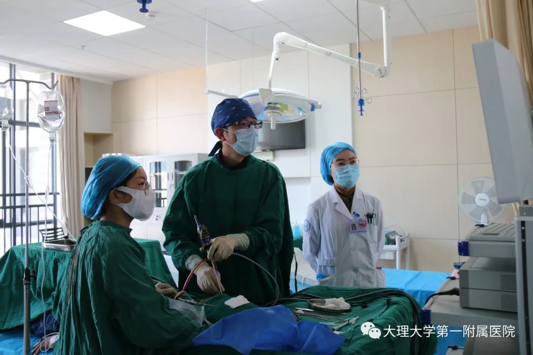 医生|头皮发麻！老人总是耳朵疼，医生一看：20条…