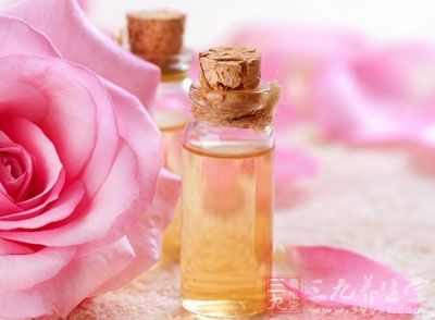 用玫瑰精油让女人肌肤更水嫩