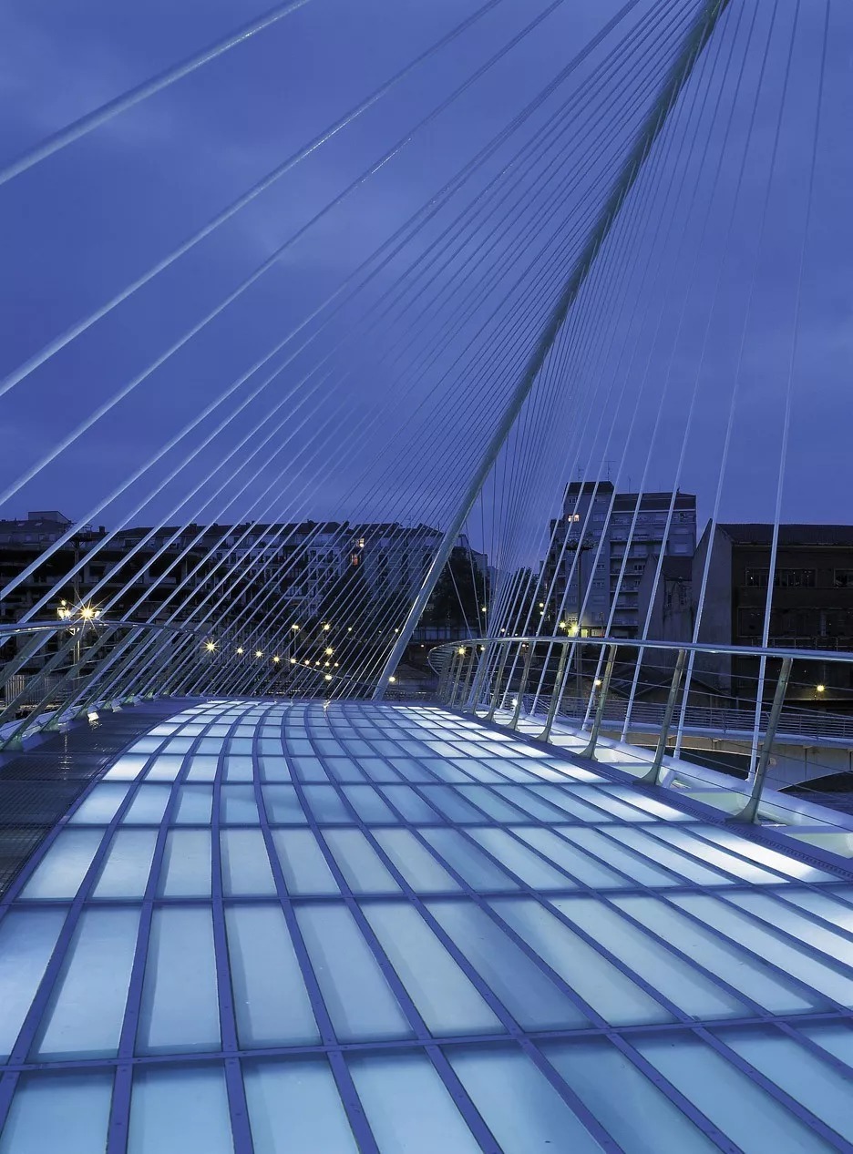 建筑|唯有鬼才,才敢让建筑飞起来!