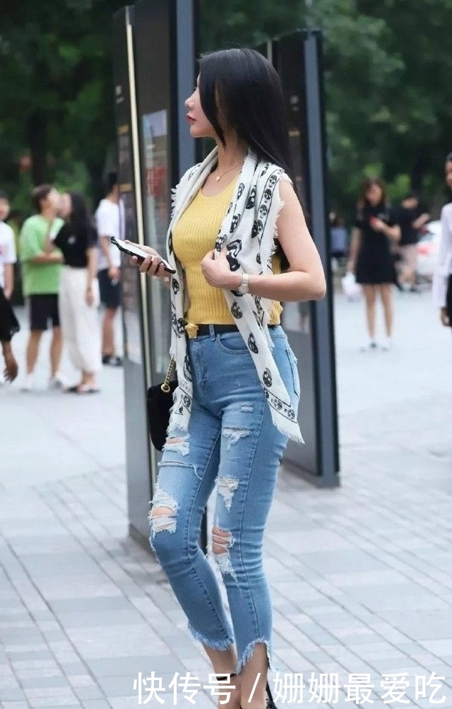 街拍:穿破洞牛仔裤的小姐姐很时尚,围巾更是亮点!