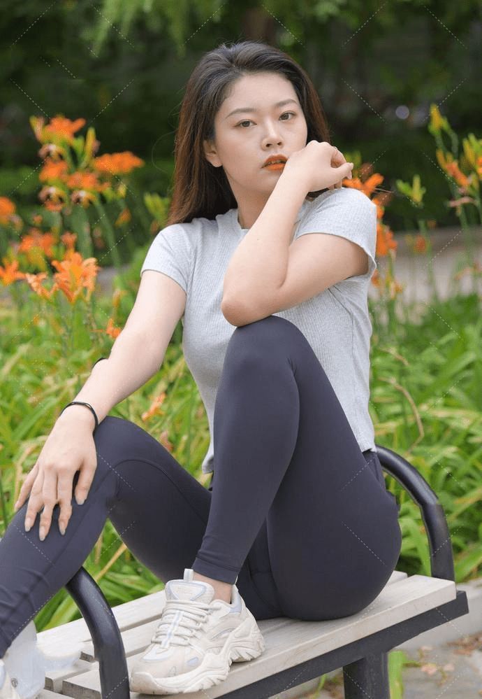 穿搭 打底裤配上浅灰或白色的打底衫，让人看起来更有活力，更加动人