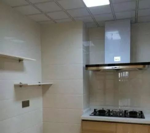 墙面|老婆坚持卧室不留飘窗，地面做个“小地台”，完工邻居抢着模仿