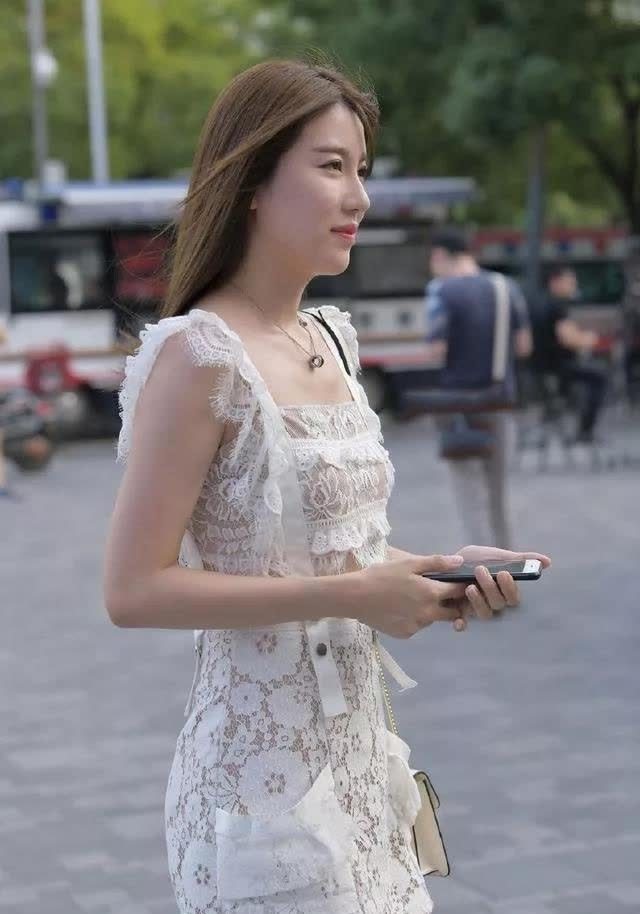 镂空套装 穿白色镂空套装短裙的清纯靓丽女孩, 飘逸的长发, 身姿迷人