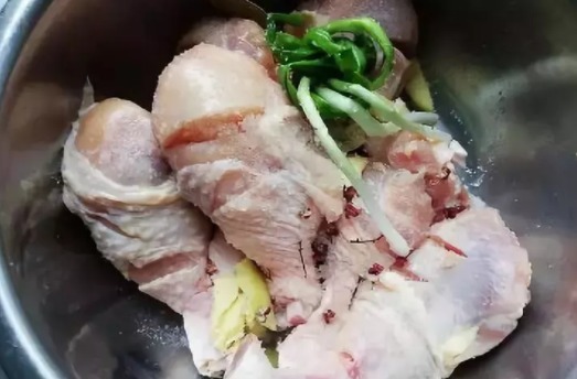 鸡腿的新做法,不用一滴油,不用一滴水,简单又美味