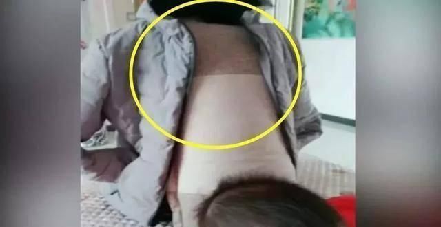 快递|妈妈下楼拿快递,摆了个假妈妈盯着双胞胎,这画面原谅我笑了