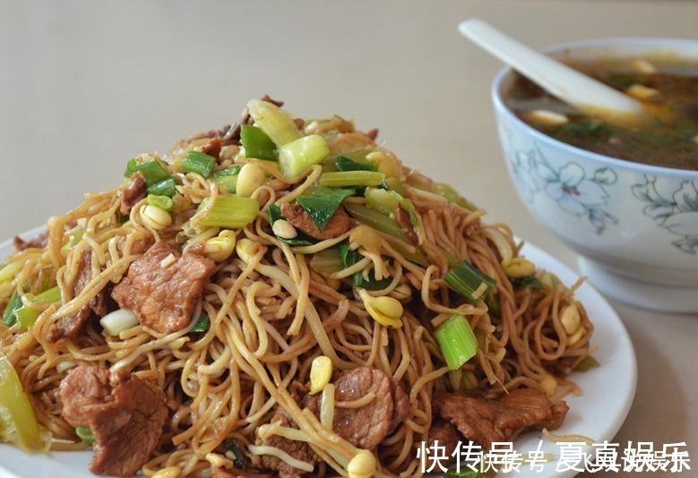 集体|亲戚请吃饭，只招待1碗面，大家都嫌他小气，半小时后集体停不了