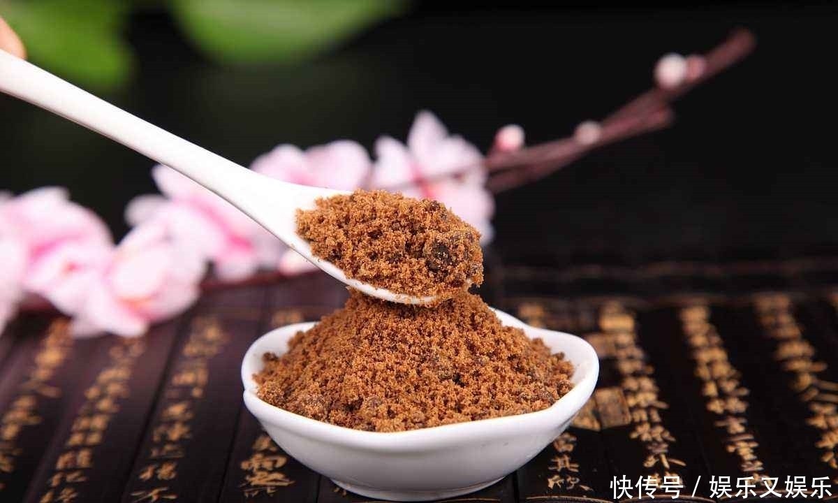 人人|很多人都喜欢在经期喝红糖水,但是红糖水并不是人人适合喝的!