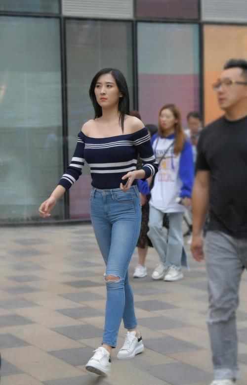 穿不腻的牛仔裤，配一字肩小衫，清爽美丽看得见