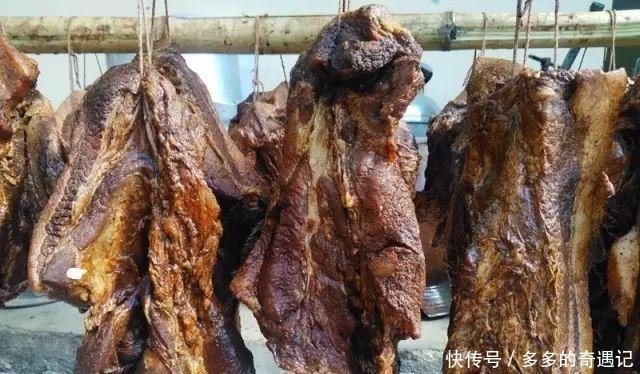  腊月腌腊肉火腿、骨头鲊、烟熏肉、酸肉、爆腌肉……