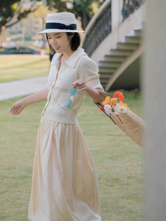 针织衫|梨形身材和微胖女孩最关心的搭配来了，针织衫配半身裙，显瘦显高