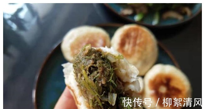 松软|表皮松软底部酥脆的水煎包，在家也能轻松做，老人孩子都爱吃！
