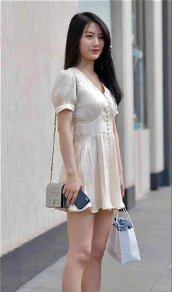 夏季的荷叶裙边小短裙,这么穿搭,扑面而来的青春少女气息