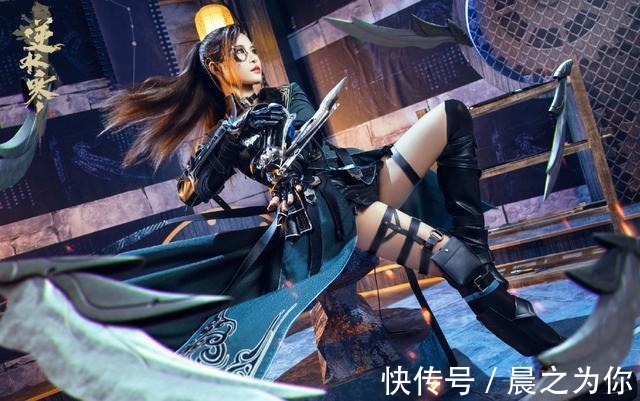赛博朋克|90后健身美女COS赛博朋克武侠,大长腿绑皮带网友们为她疯狂加分