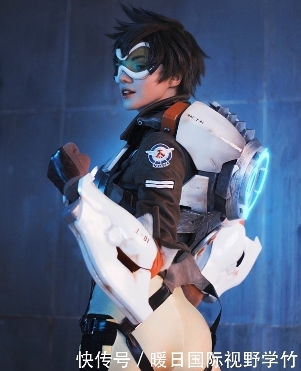 萌妹|俄罗斯萌妹:胶衣cos各种动漫角色,阿宅们却好奇为何会鼓包?