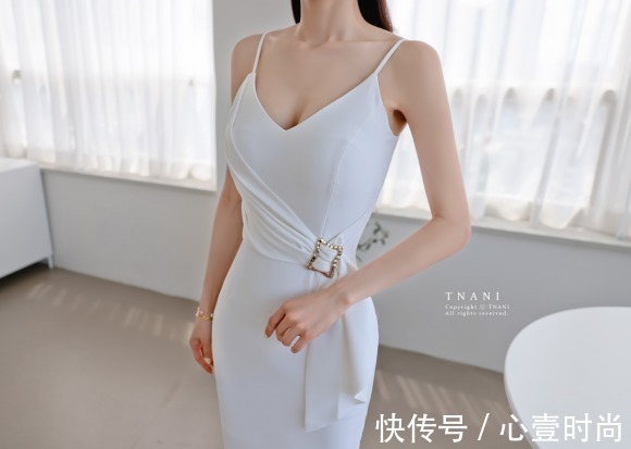 孙允珠|女神孙允珠高清时尚搭配:仙本那夏梦纯情雪白精灵吊裙