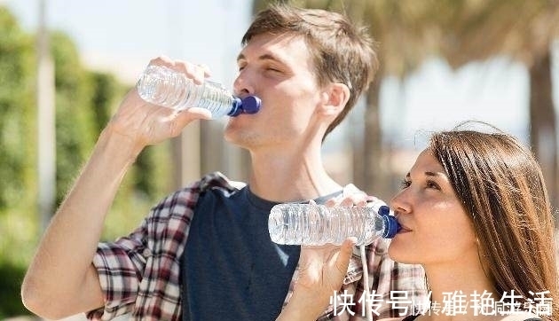 多喝水|长期便秘的人,按压手上“通便穴”,帮你排便顺畅,一身轻松