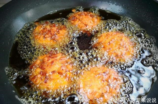 红薯这样做真好吃,一会就做一大盘,好吃的不得了,总是不够吃!