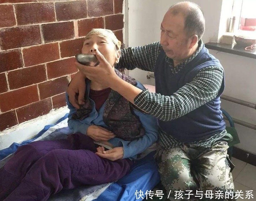  按摩足心|无论男女，睡前坚持5件事，一般寿命比较长，可惜很多人都忽略了