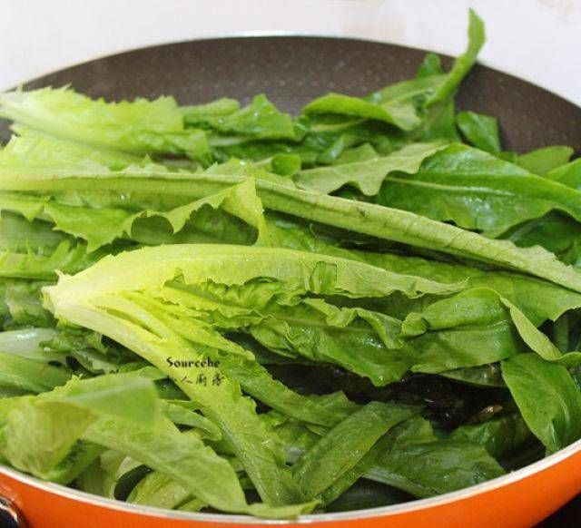 在蒜蓉炒油麦菜,正确的做法是吃美味的食物,这在老人和儿童中很受欢迎