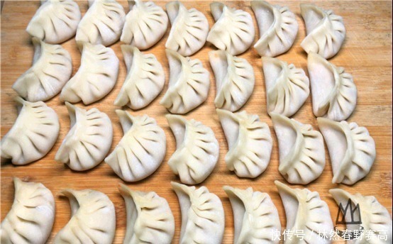 朋友家|才知道,煮饺子水开下锅就错了,学会这一步,饺子不破皮不露馅