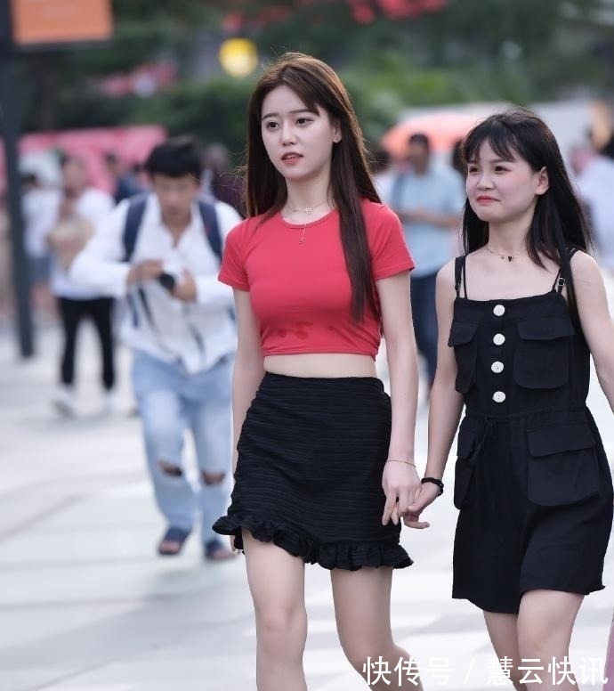 鱼尾裙 露脐装搭配“鱼尾裙”,清爽又有活力,满满少女感!