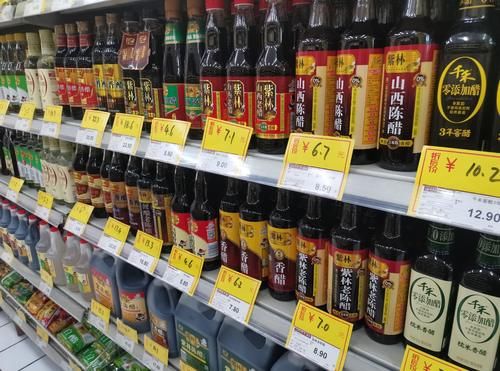 便宜|买醋时，瓶身上印有这2个字母，再便宜也不建议买，都是勾兑醋