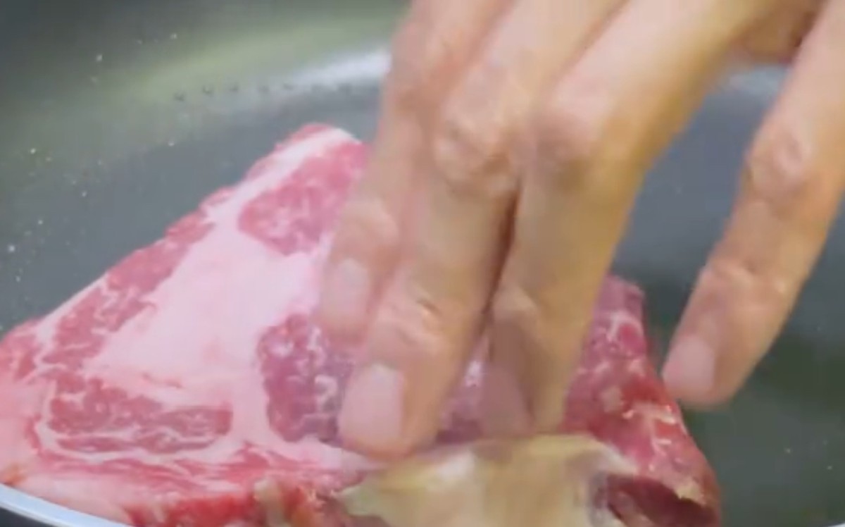 谢霆锋|谢霆锋一块肉放了2年继续吃,做法精细厨艺好厉害,馋“哭”网友